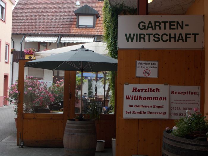 zum Biergarten im Innenhof und Gästehaus