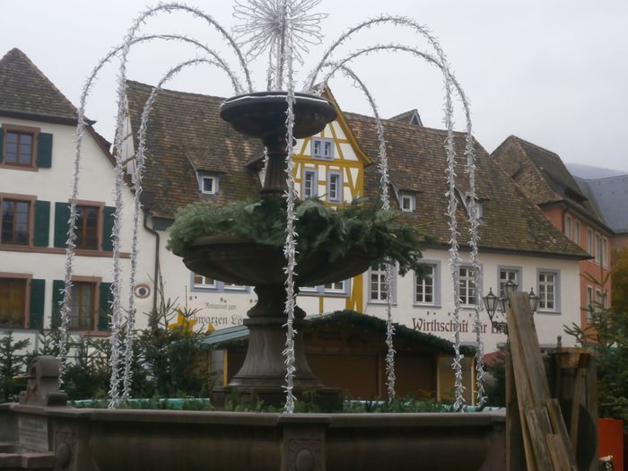 weihnachtlich geschmückter Brunnen vor dem Rathaus