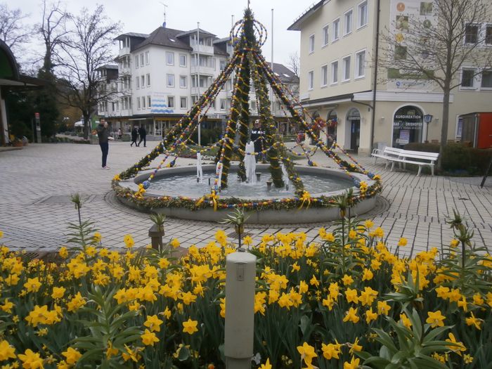 Bahnhofsvorplatz mit Osterbrunnen