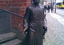 Bild zu Bronze-Skulptur »Der Hauptmann von Köpenick«
