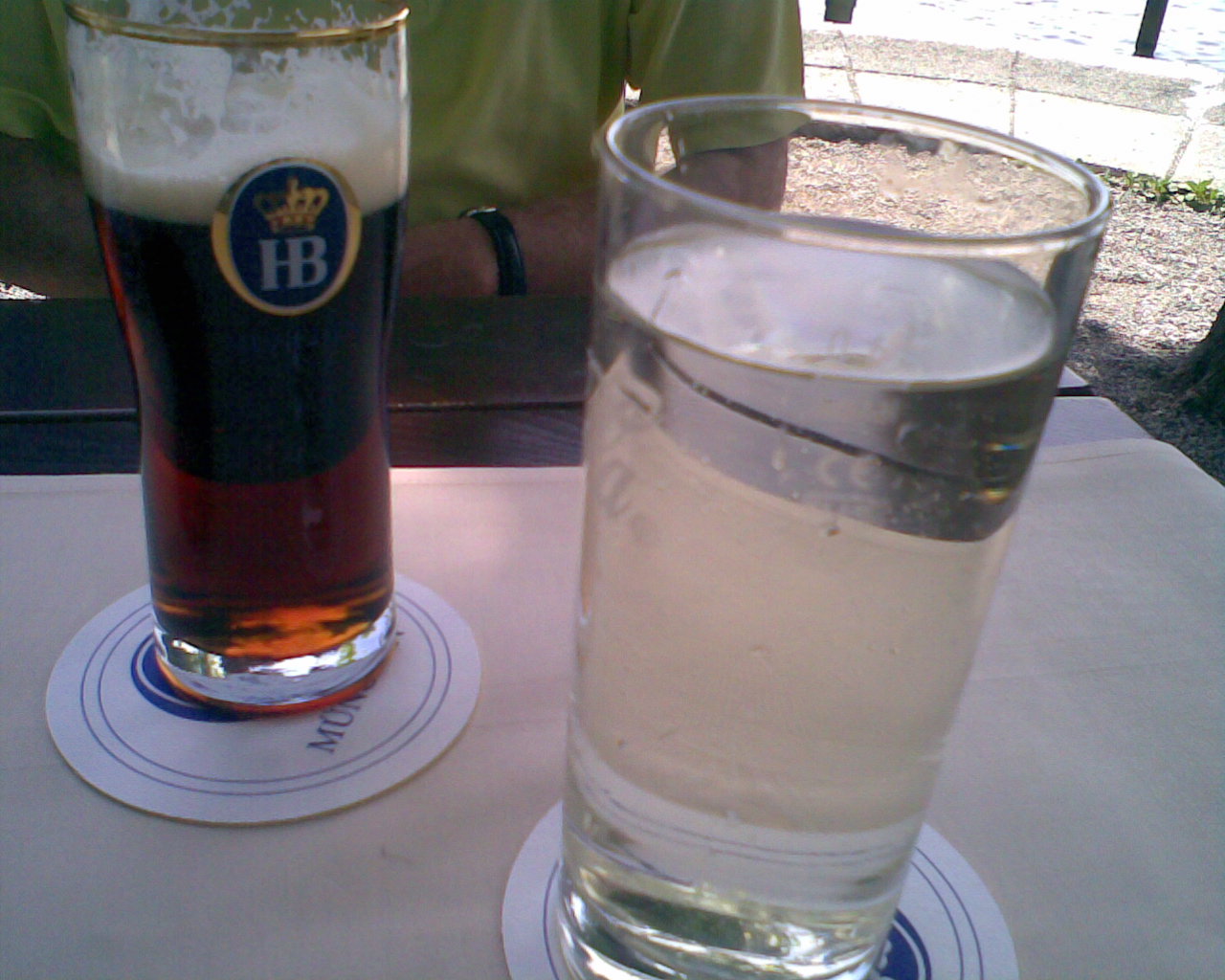 Holunderbeerschorle und Hofbräu Bier