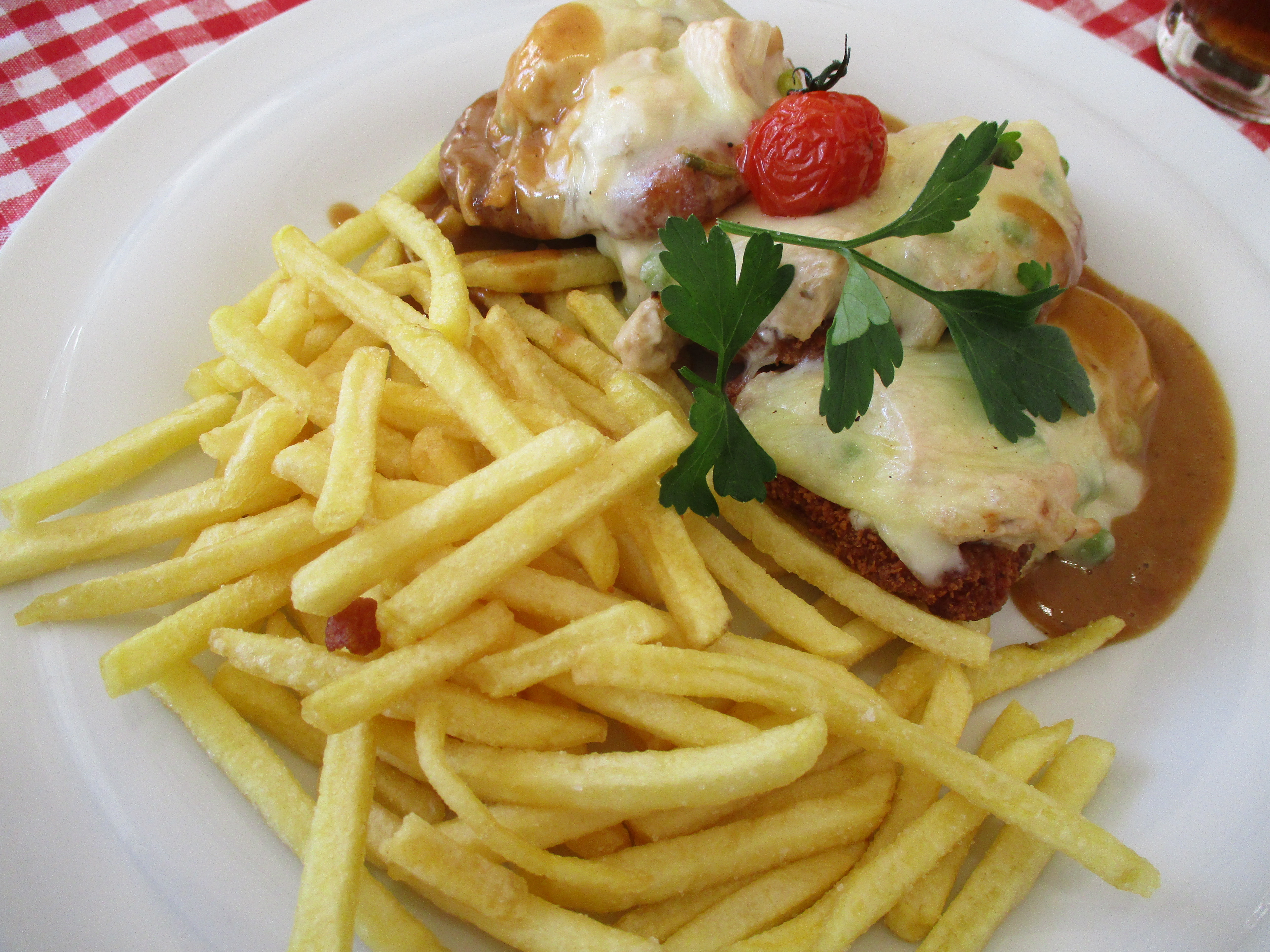 Tagesessen: überbackenes Schnitzel mit leckeren Pommes, für 8,90 Euro