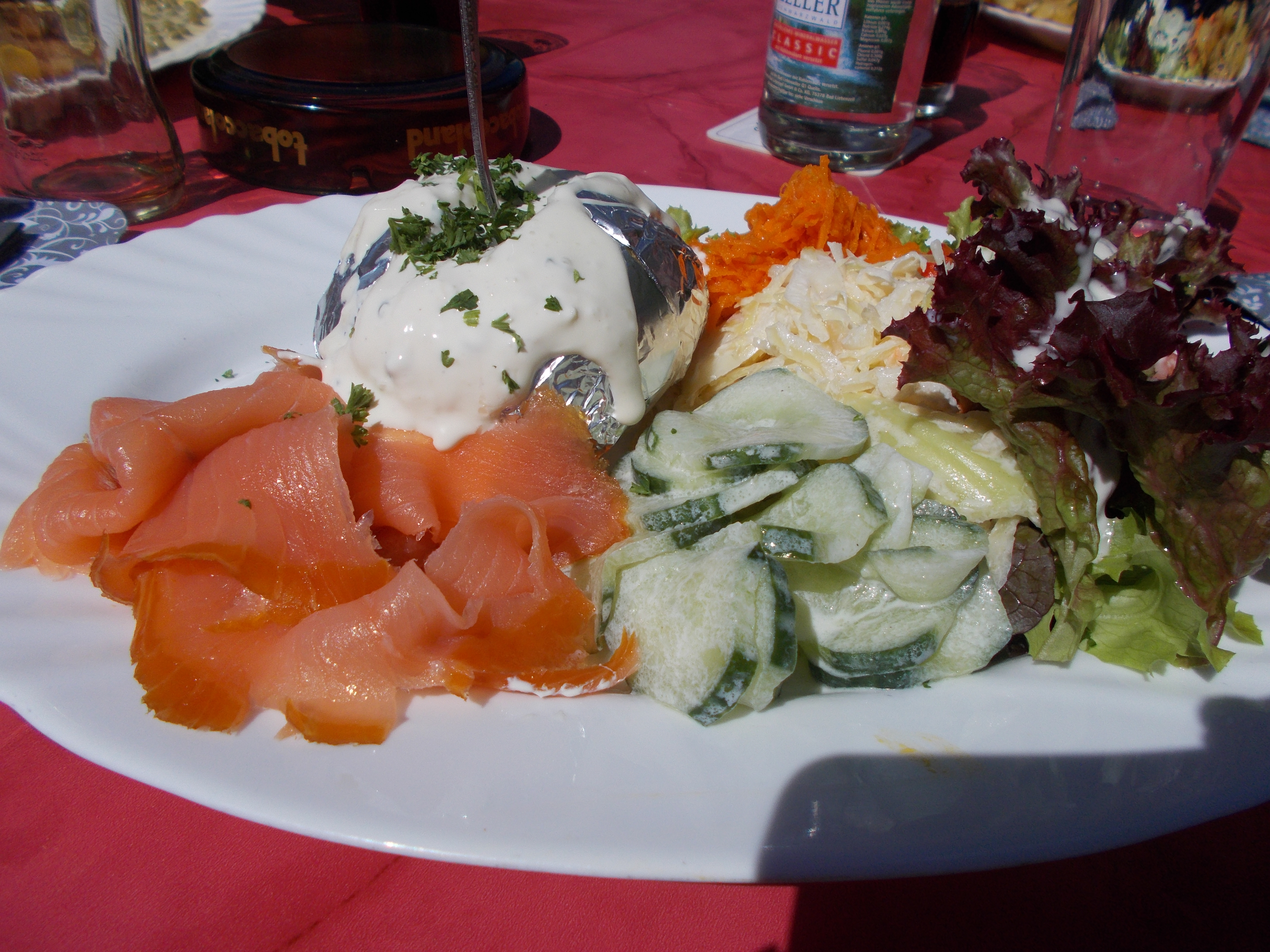 Folienkartoffel mit Sauerrahm und Lachs