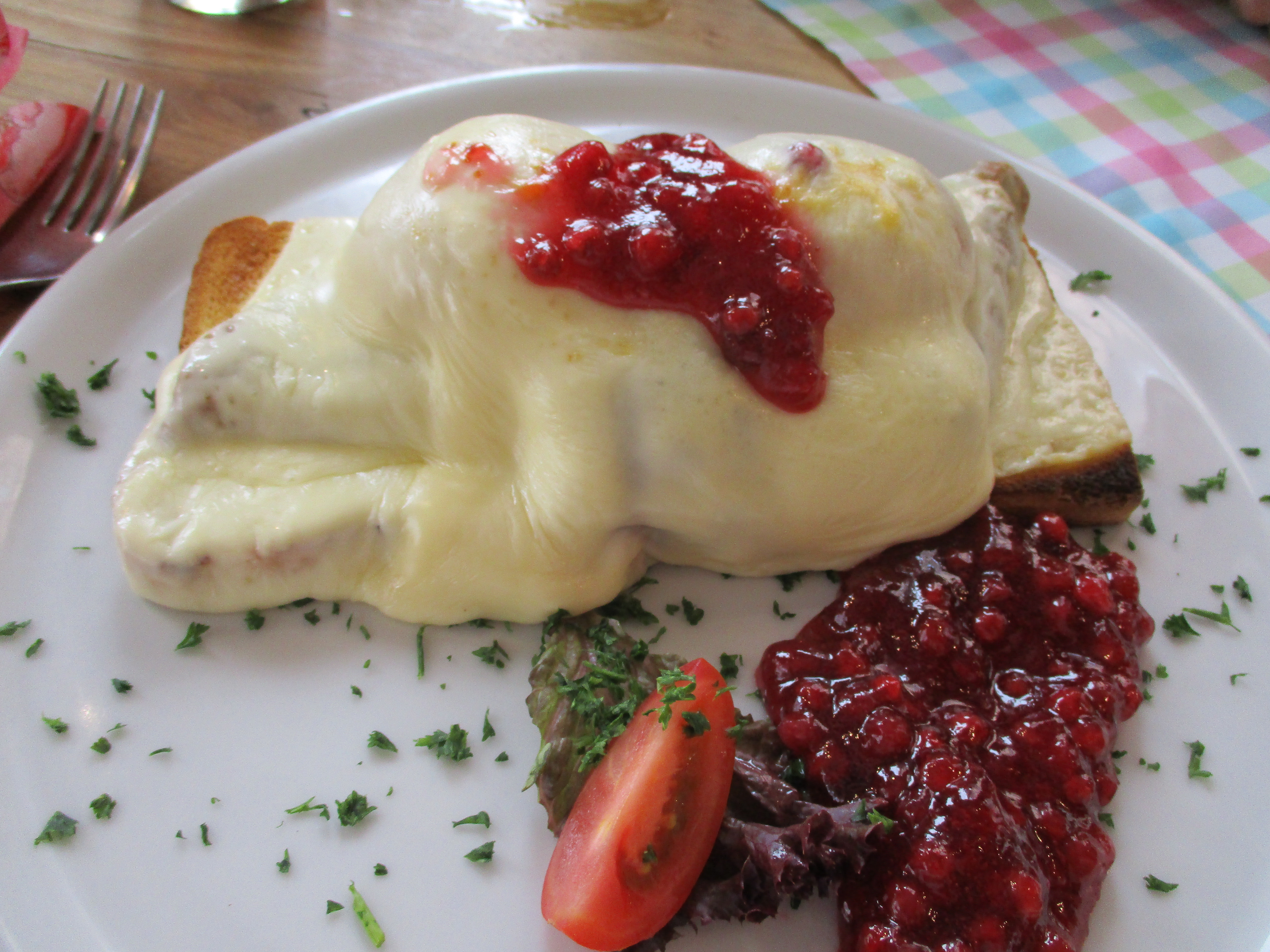 Toast mit Steak, Pfirsich, K&auml;se und Preiselbeeren