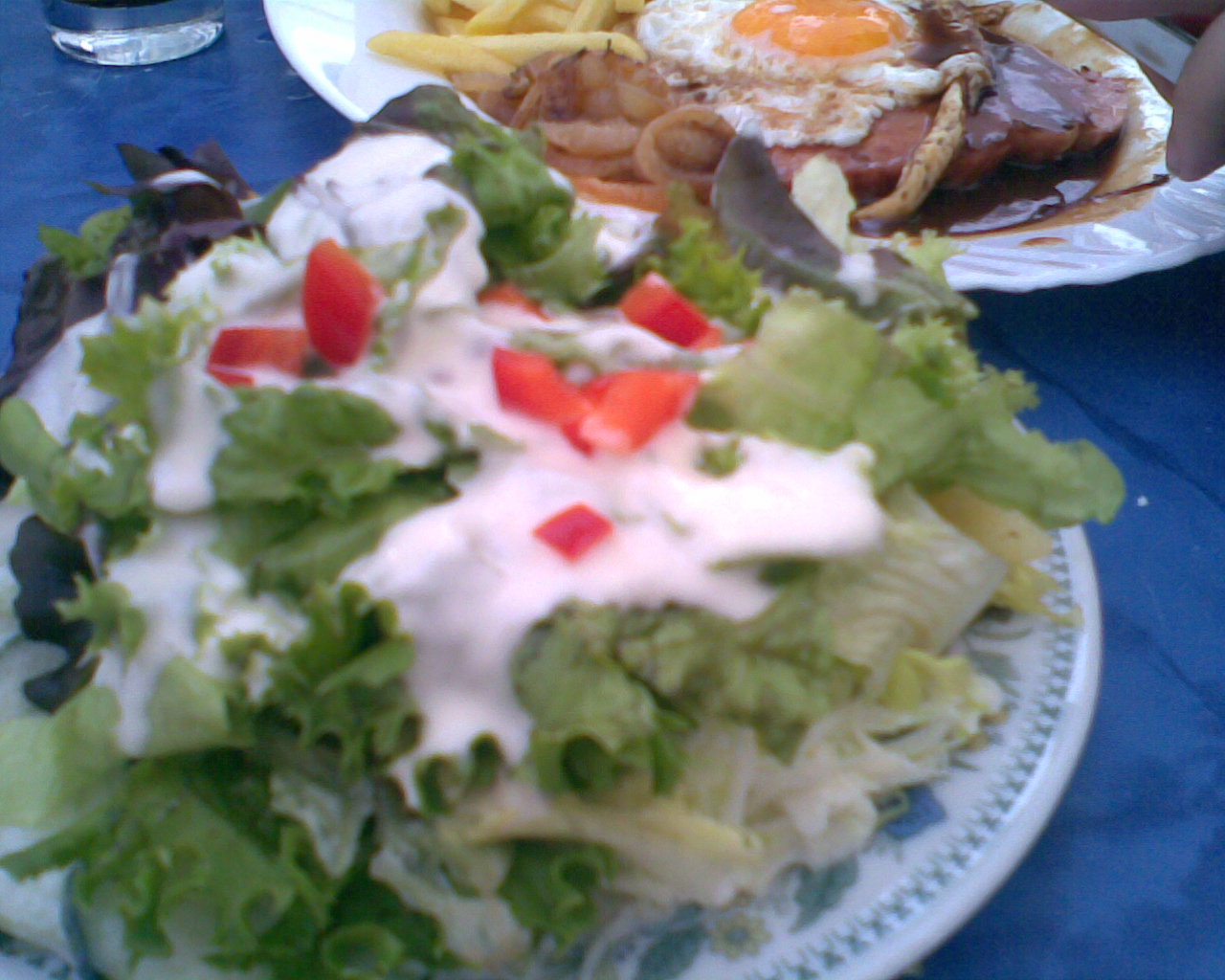 Fleischkäse mit Spiegelei, Pommes und Salat für 6,50 Euro