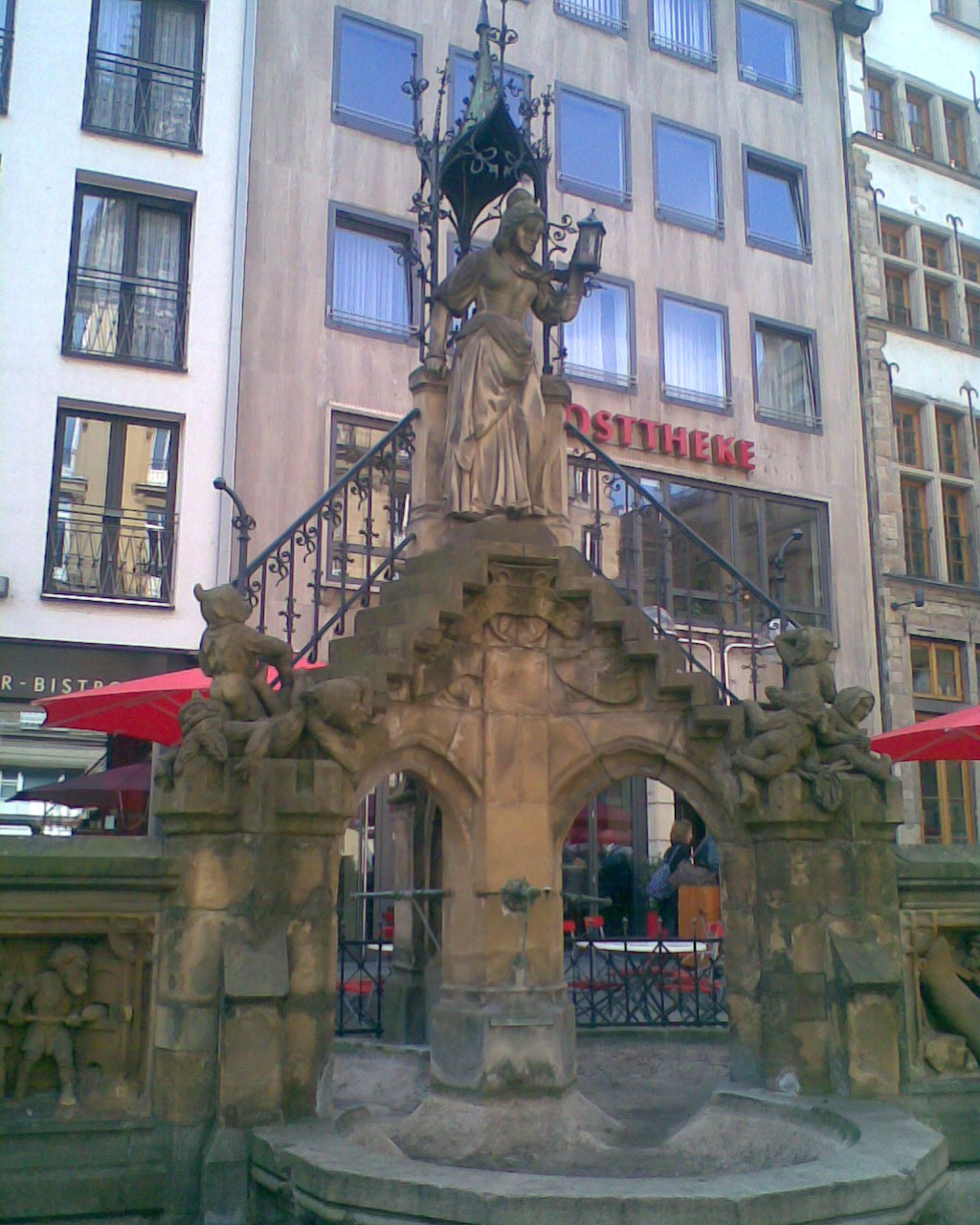 der Heinzelmännchenbrunnen direkt vor dem Brauhaus