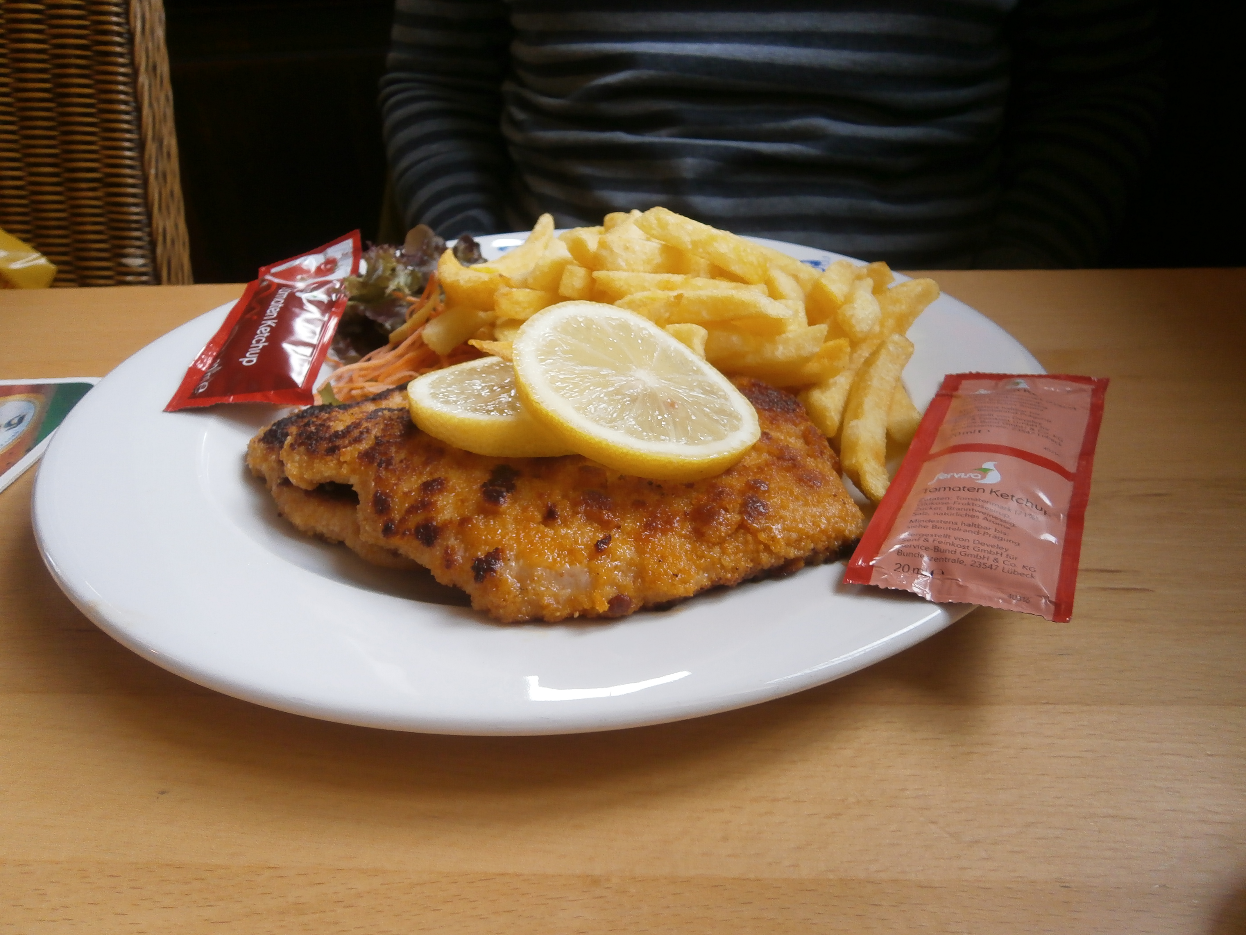 f&uuml;r den Sohn das &uuml;bliche Schnitzel mit Pommes