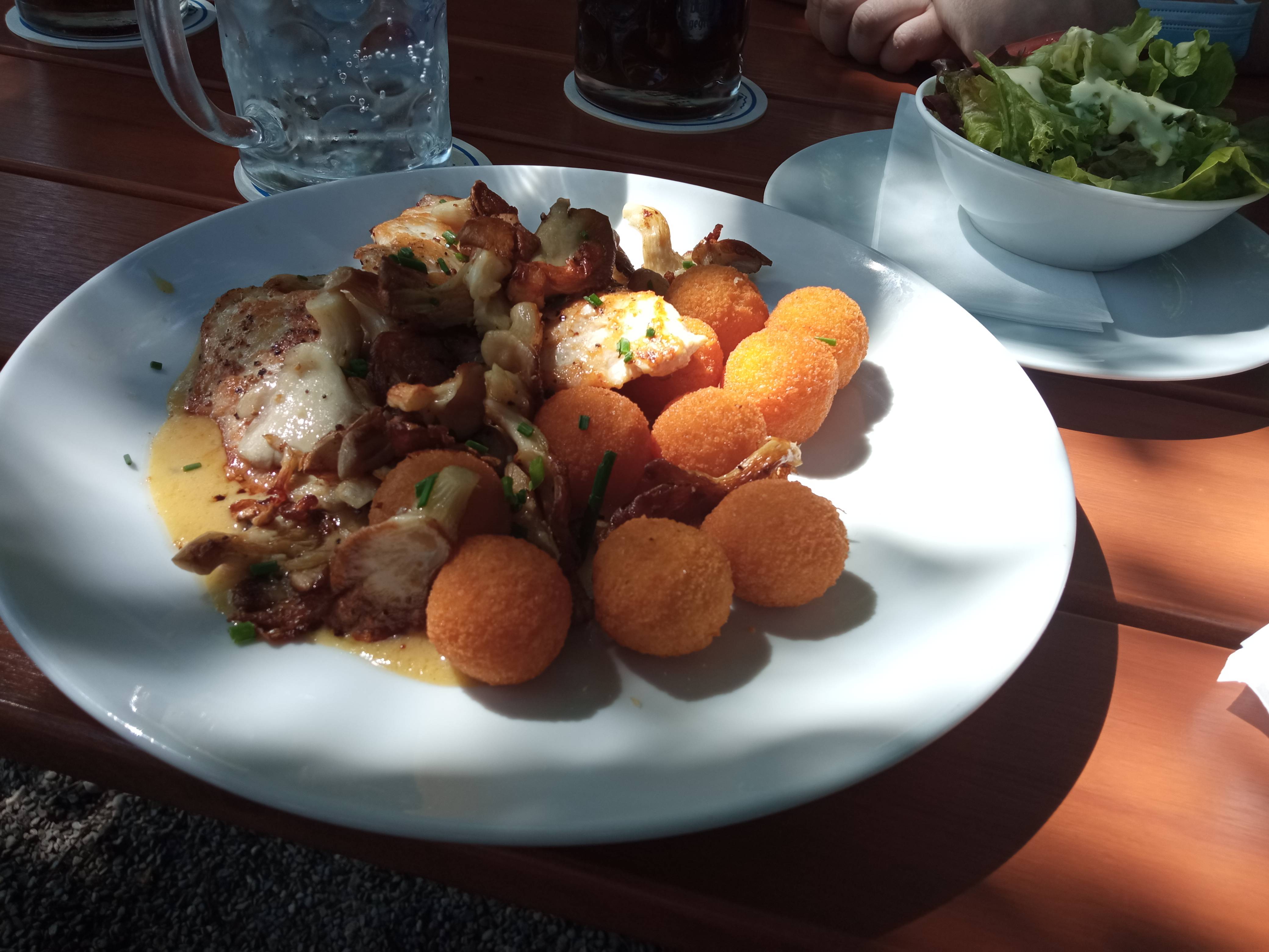 Pute mit Austernpilze und Kroketten