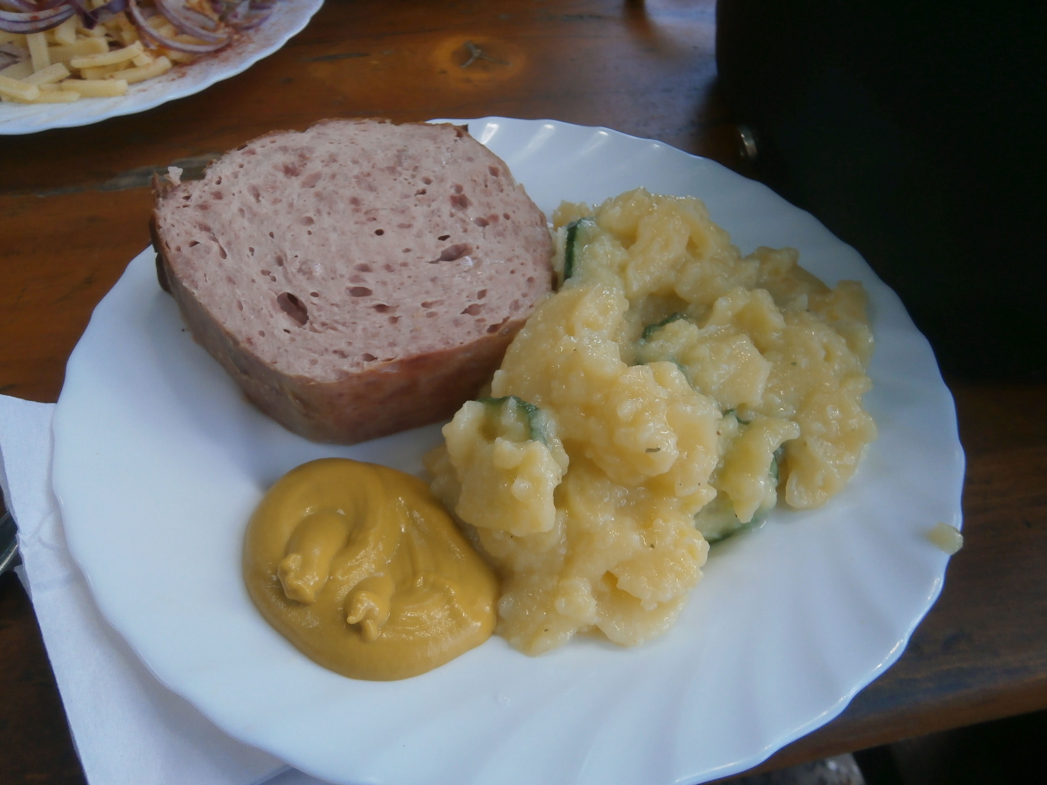 Leberkäse mit Kartoffel-Gurkensalat