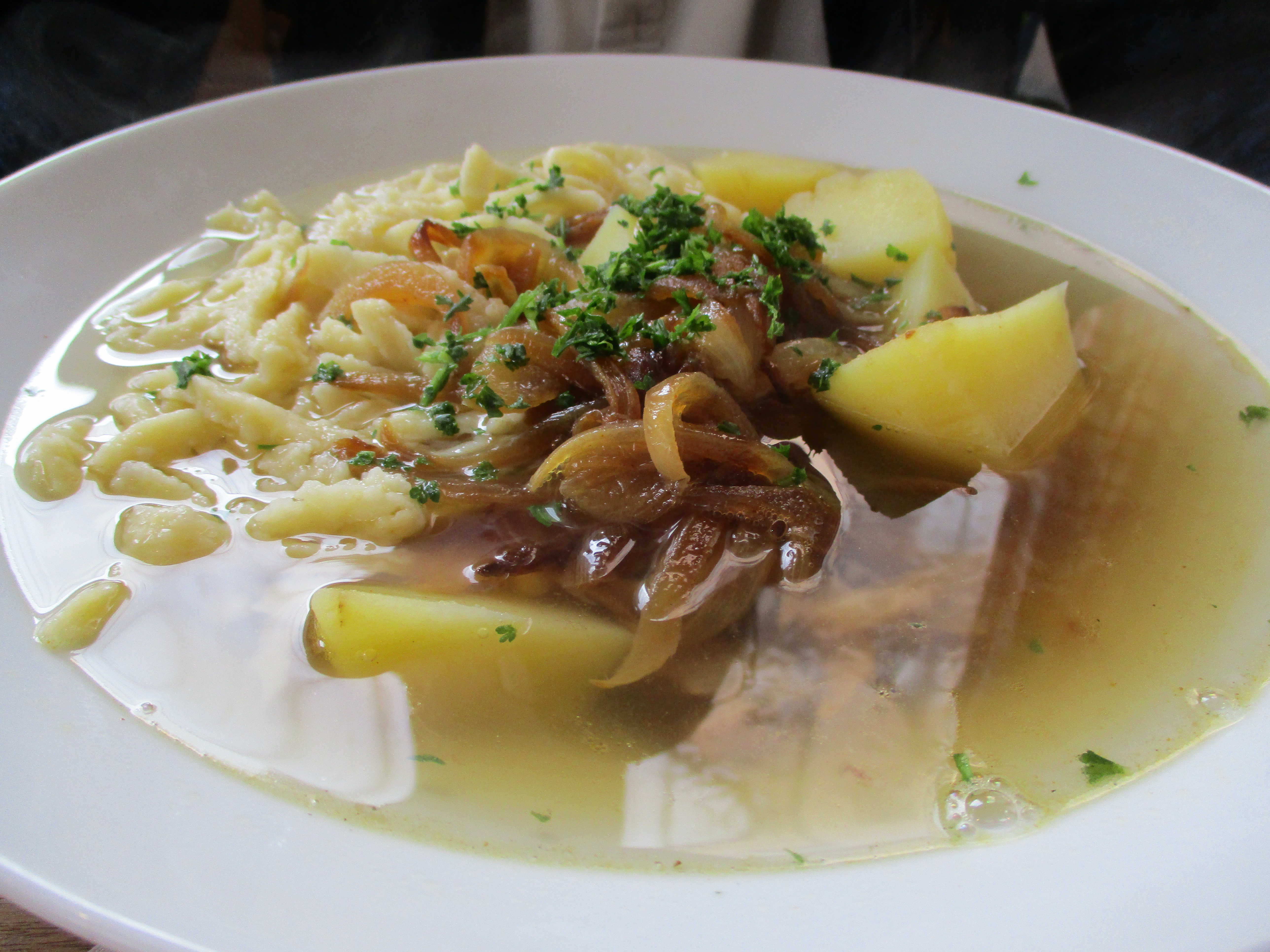 Kartoffelschnitz mit Spätzle und gerösteten Zwiebele