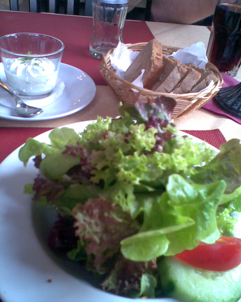 frisches Brot mit Dip und Beilagensalat