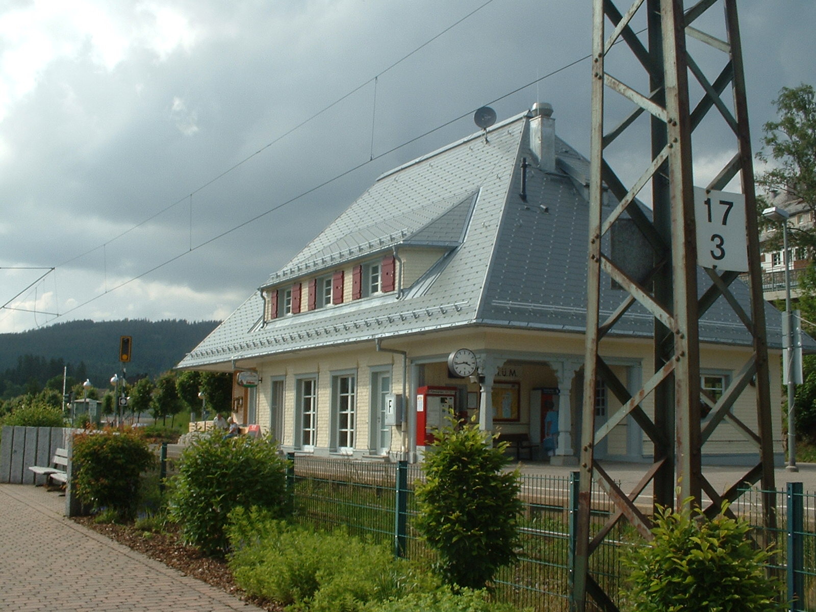 renovierter Bahnhof als gemütliches Lokal.