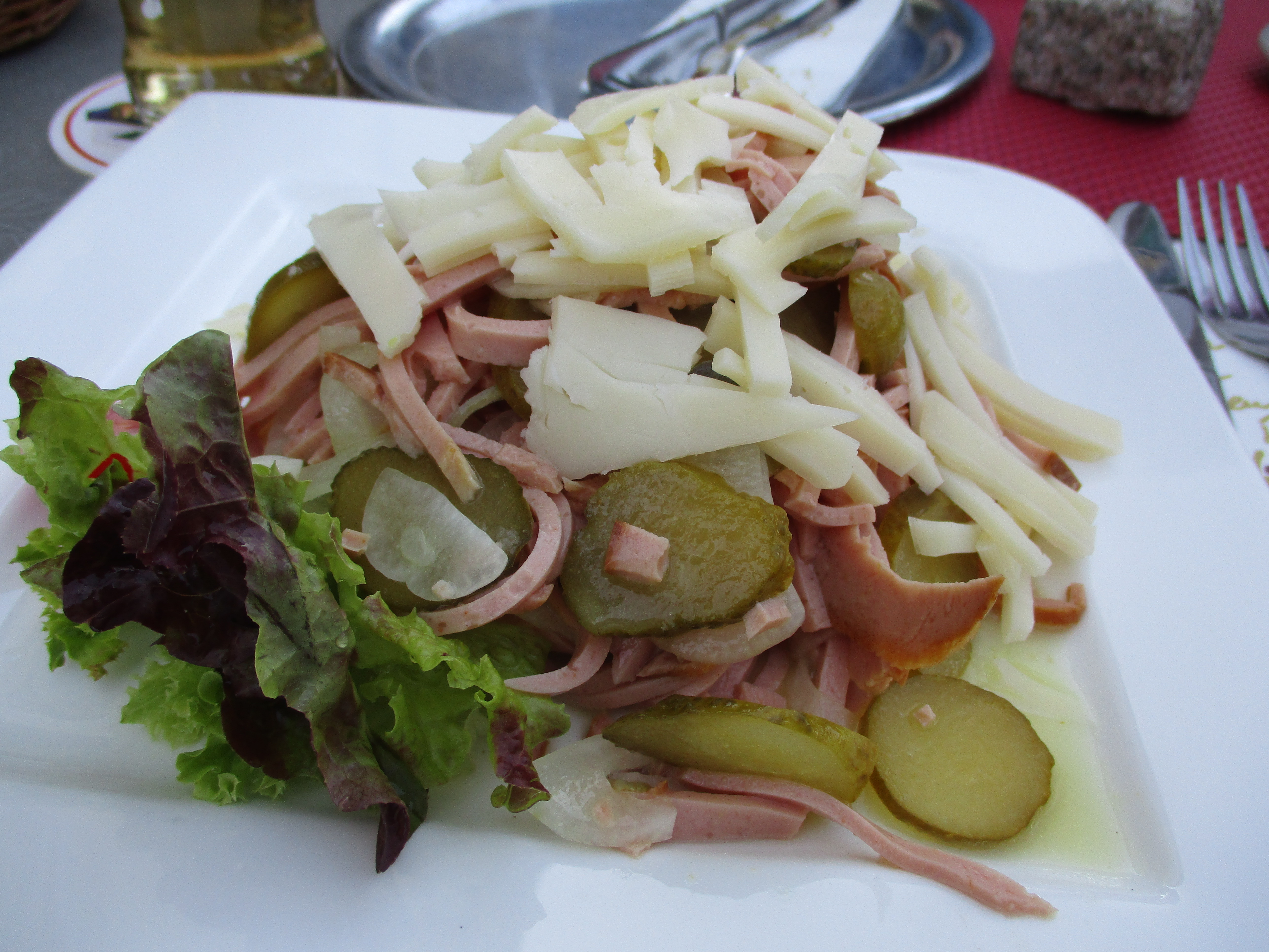 Wurstsalat mit Käse