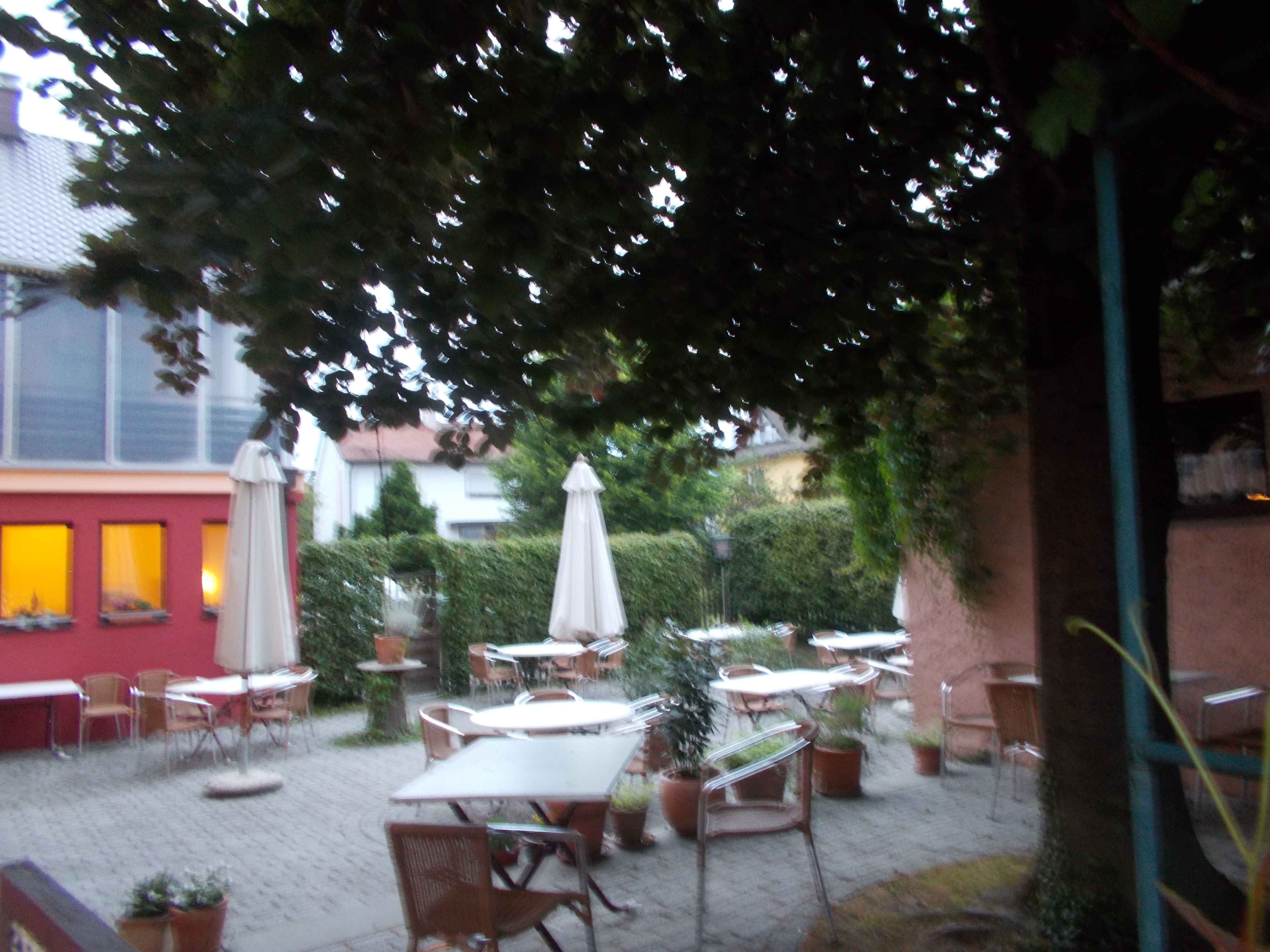 kleiner Biergarten nach hinten raus.