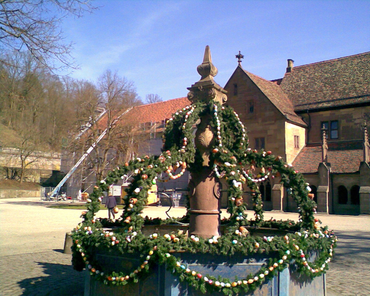 Österlich geschmückter Brunnen im Maulbronner Klosterhof