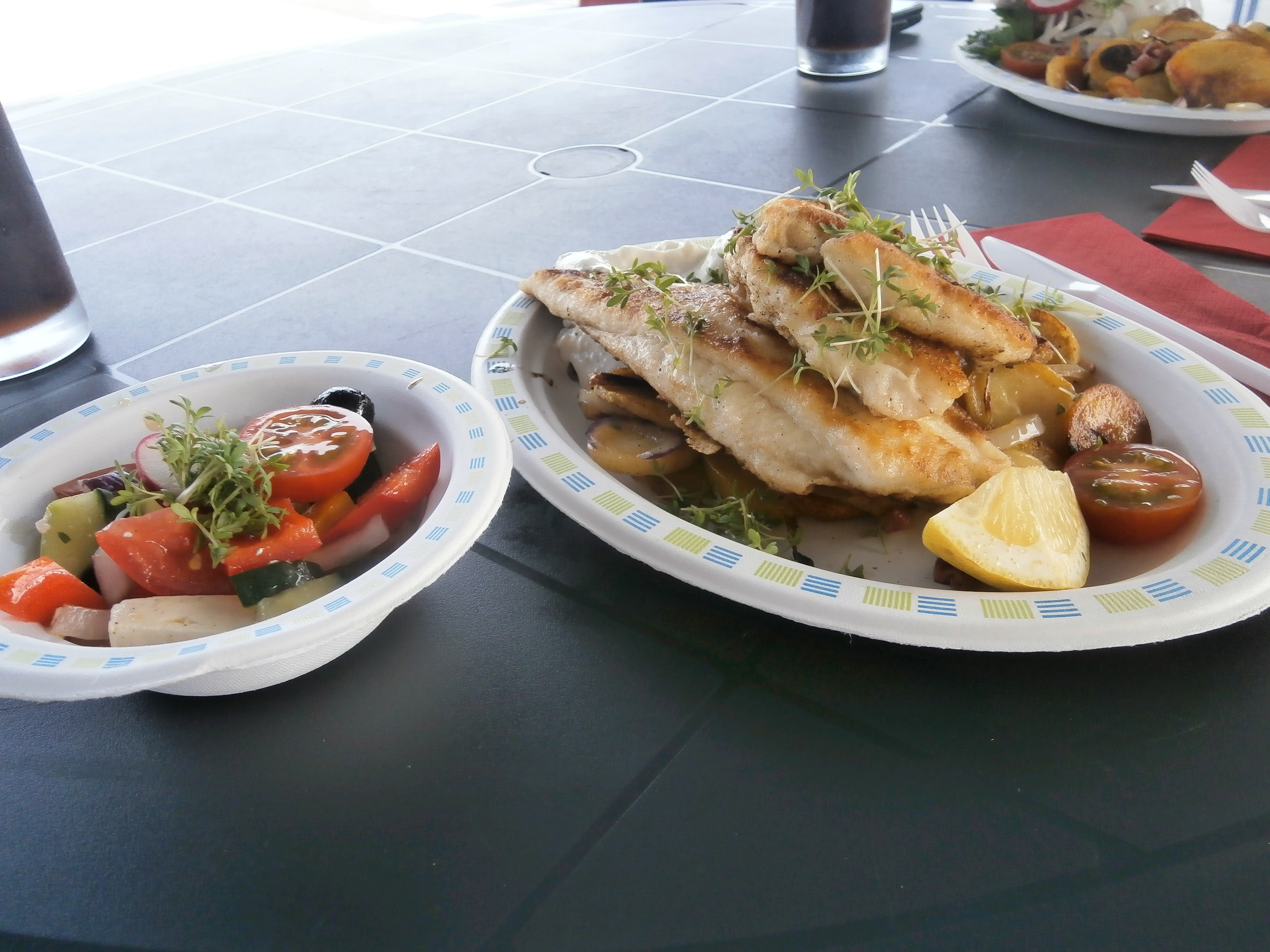 Dreierlei Fisch mit Bratkartoffel und Salat für 12 Euro