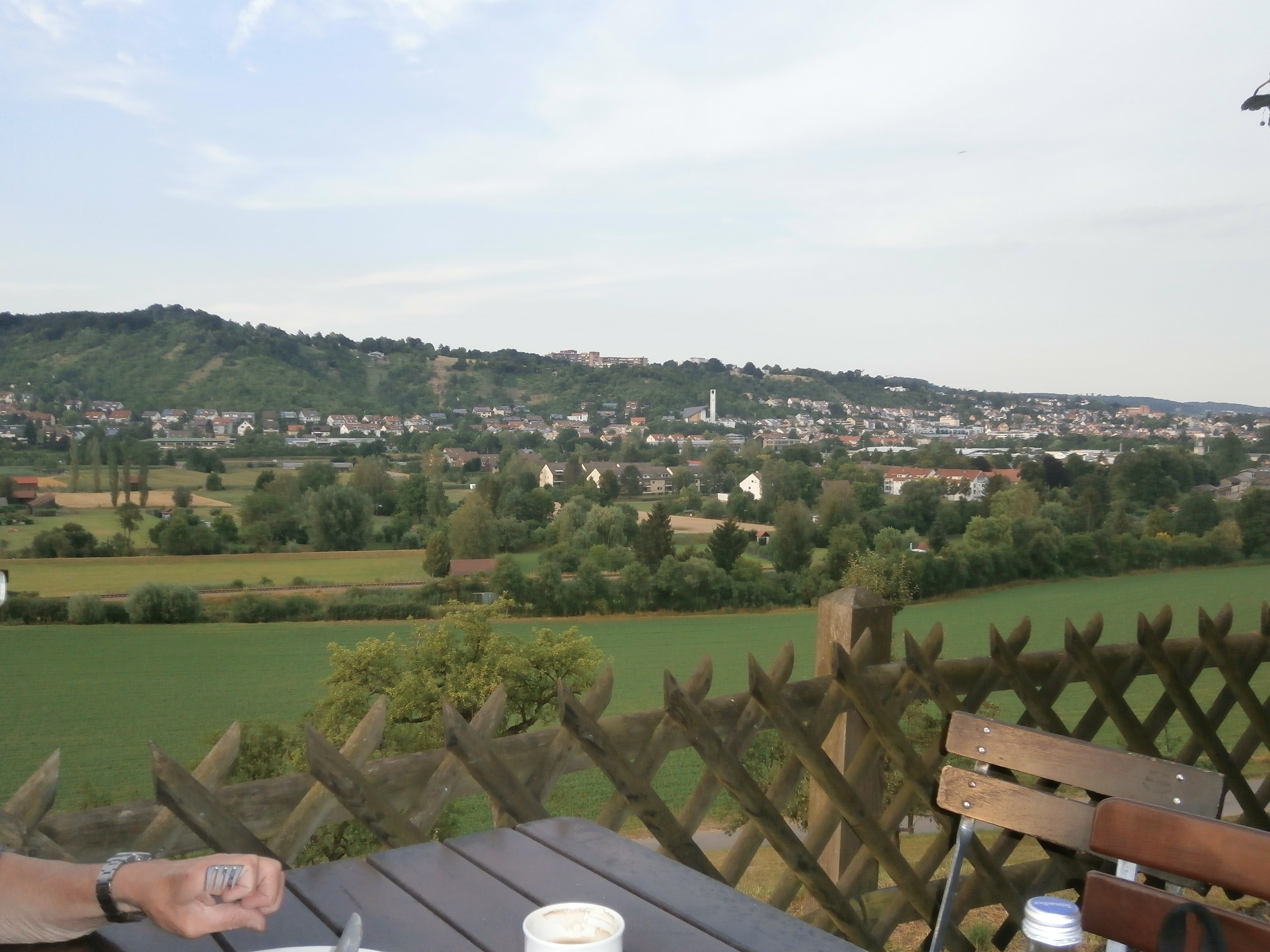 ein schöner Treffpunkt, mit Blick auf Tübingens Stadtrand.