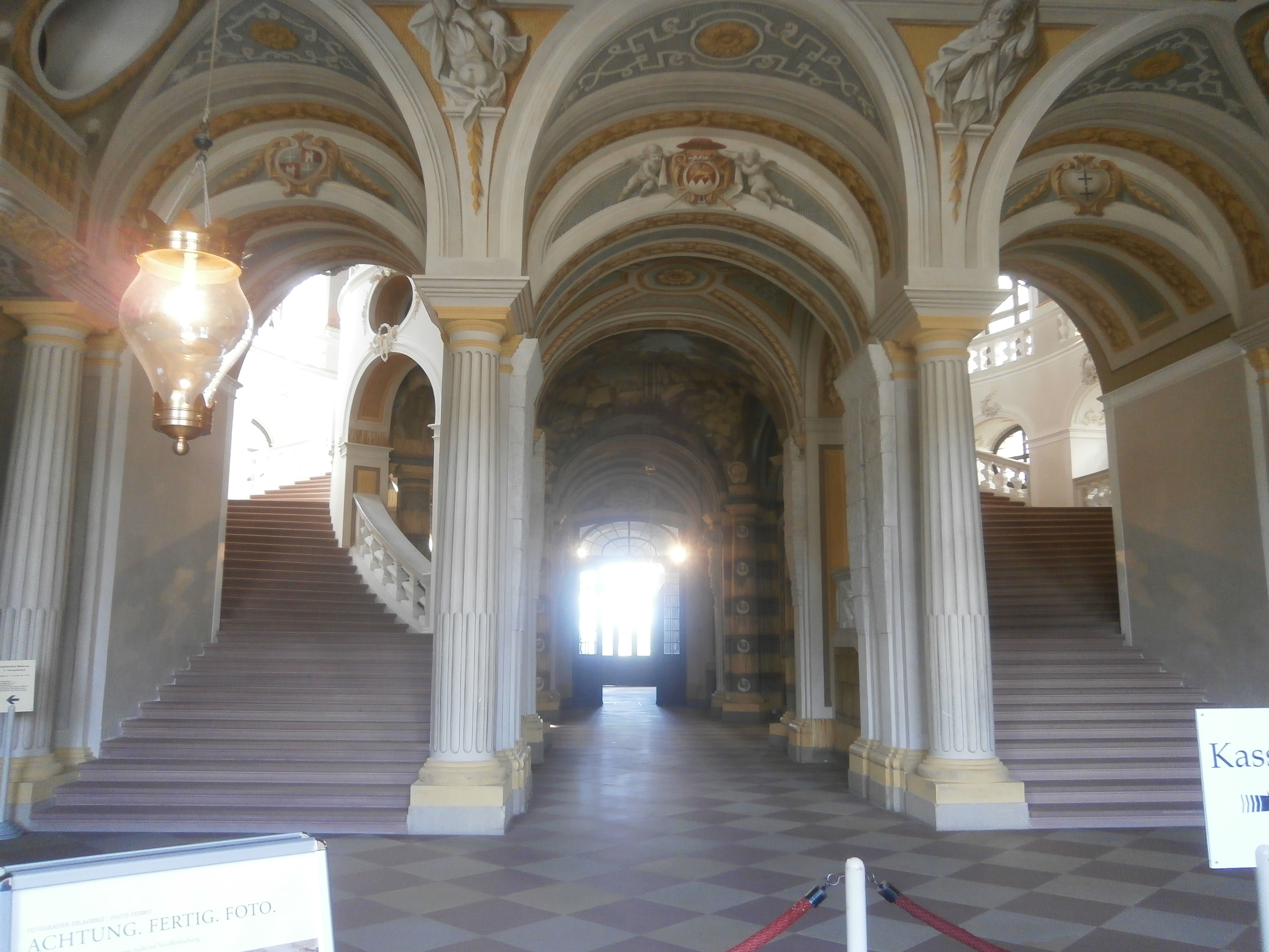 Die Treppe zur Bel-Etage, in der Mitte die Grotte, dahinter Gartensaal und Park. Die Grotte diente als Stütze der Treppe