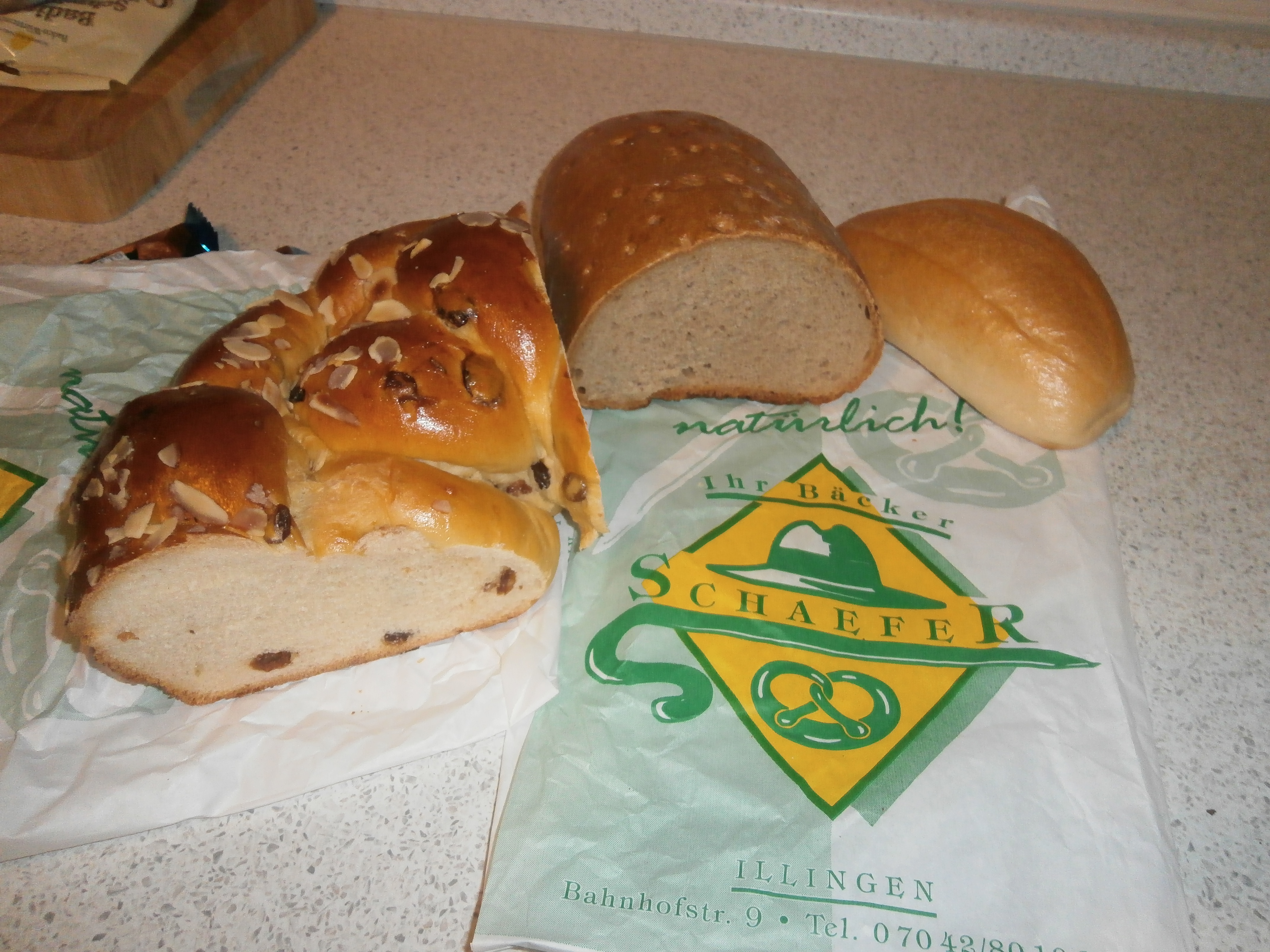 Hefezopf, Roggenbrot und Spitzweckle