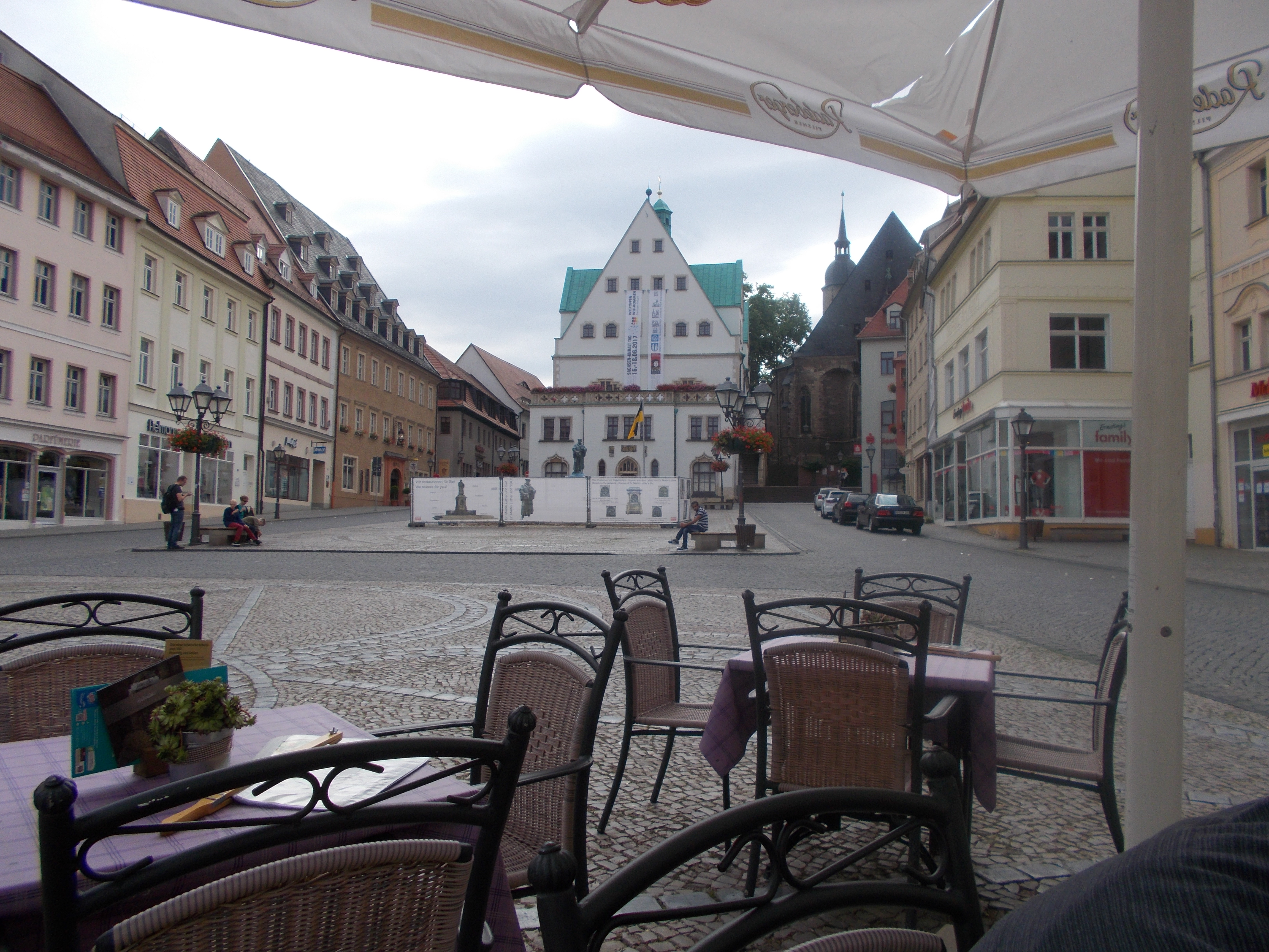 Außenplätze mit Blick auf den Marktplatz mit fehlendem Luther