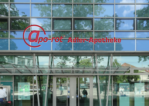 Fassade der apo-rot Apotheke in Lübeck