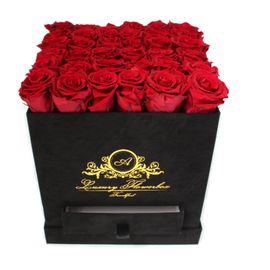 Velvet XXL Flowerbox 25cm x 25cm mit roten Infinity Rosen.
