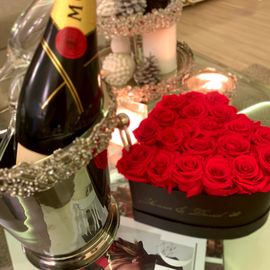 Love Heart Flowerbox mit roten Infinity Rosen.  Bis zu 3 Jahre haltbar.