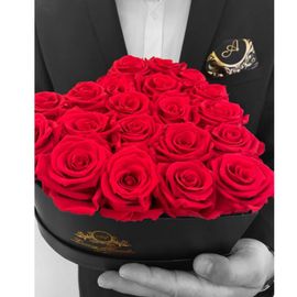 Love Heart Flowerbox mit roten Infinity Rosen.  Bis zu 3 Jahre haltbar.