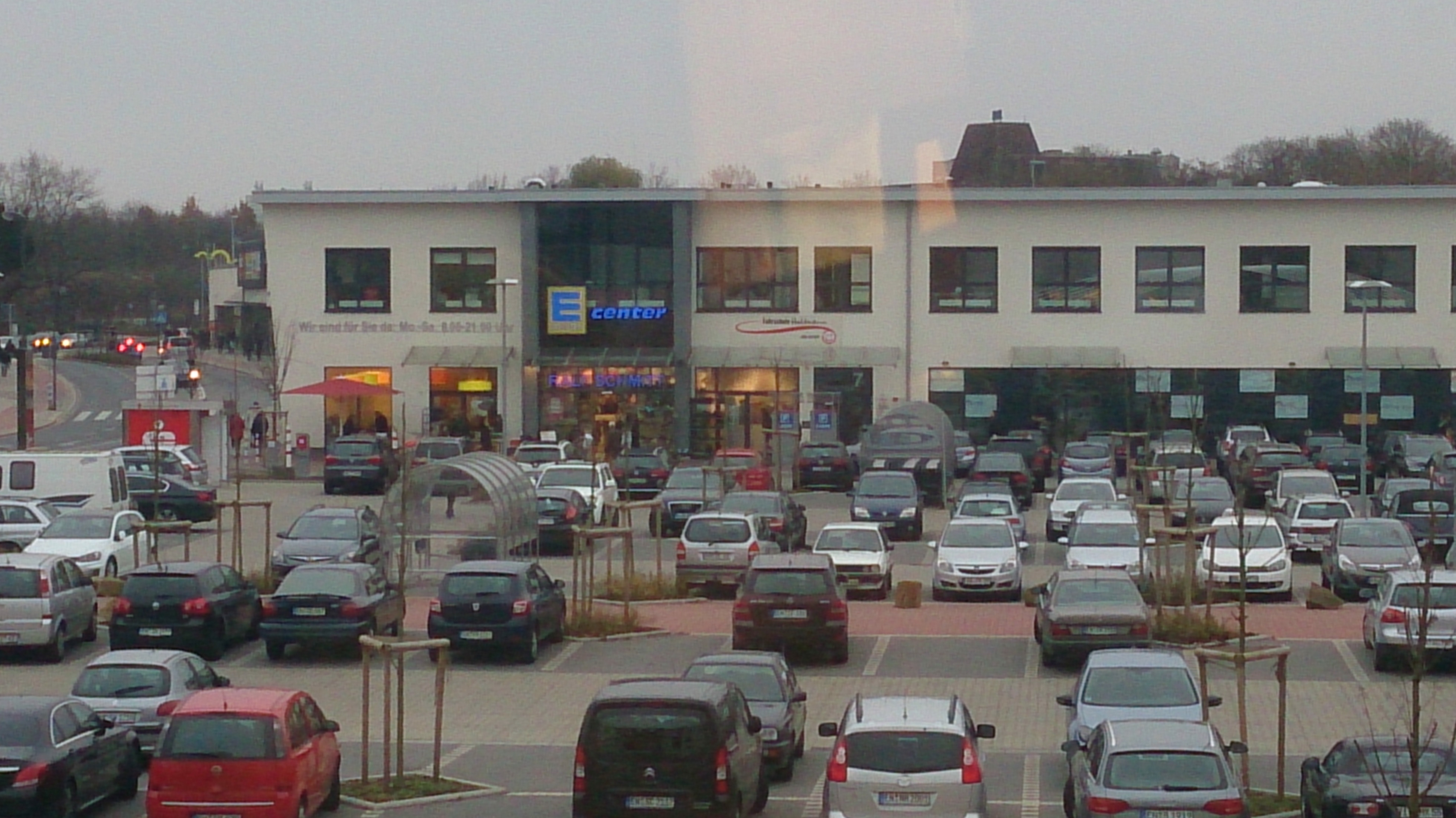 Fassade Edeka Center und Parkplatz