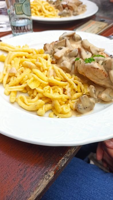 Gebratene Hähnchenbrust mit Spätzle und Pilzen