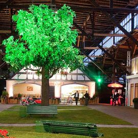 Großer Kunstbaum von Hadjisky Dekopflanzen bei einem Event.