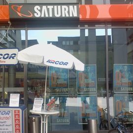 Rechts vom Eingang bei Saturn steht seit ca. einem Jahr schon ein Arcor stand, der einen 50€ Gutschein für Saturn bei Abschluss eines Vertrags vergibt.