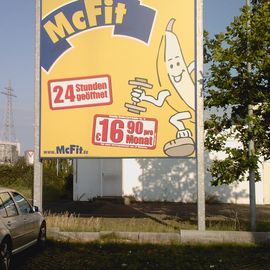 Das Riesen McFit Schild ist von der Rhein-Allee gut sichtbar und somit verpasst man die Einfahrt sicherlich nicht.