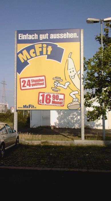 Das Riesen McFit Schild ist von der Rhein-Allee gut sichtbar und somit verpasst man die Einfahrt sicherlich nicht.