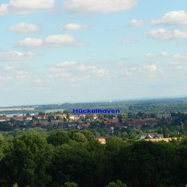 Panoramabild &uuml;ber den &bdquo;Ratheimer Busch&ldquo; auf die alte Zechensiedlung oberhalb von 
41836 H&uuml;ckelhoven
Anmerkung: Am oberen Rand der H&auml;user der Wasserturm von 41836 H&uuml;ckelhoven und rechts unmittelbar vor dem  &bdquo;Waldgebiet&ldquo; die Barbarakirche
