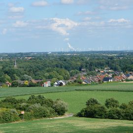 Panoramabild mit Blick auf den s&uuml;dwestlichen Teil der Ortschaft 41836 H&uuml;ckelhoven-Kleingladbach
Anmerkung: In der Bildmitte etwas links ist die St.-Stephanus-Kirche und weiter links der Wasserturm von 41812 Erkelenz an der L 227. Im Bild unten der Feldweg zum Modellflugplatz. Am Horizont der Braunkohlentagebau 41363 J&uuml;chen-Garzweiler
