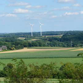 Panoramabild mit Blick auf die Windm&uuml;hlen von 41836 H&uuml;ckelhoven-Doveren an der A 46
Anmerkung: Bildmitte links zeigt den s&uuml;d&ouml;stlichen Ortsrand von 41836 H&uuml;ckelhoven-Kleingladbach
