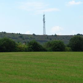 Panoramabild auf die ehemaligen Zechenhalde in 41836 H&uuml;ckelhoven-Ratheim mit Funkanlagen f&uuml;r den Mobilfunk der Bundesnetzagentur
Anmerkung: Aufnahme aus Richtung Kleingladbach
