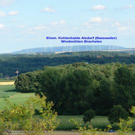 Panoramabild und im Hintergrund der alte Zechenberg von 52499 Baesweiler, Puffendorf
Anmerkung: Standort der Windm&uuml;hlen ist im Bereich 41836 H&uuml;ckelhoven-Brachelen
