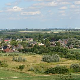 Panorama Richtg. 41812 Erkelenz, Braunkohlentagebau 41363 J&uuml;chen-Garzweiler sowie  
52459 J&uuml;lich-Inden
Anmerkung: Vorn rechts 41836 H&uuml;ckelhoven-Kleingladbach mit Ortseingang aus Richtung Ratheim (L 227 – Buscher Bahn), im Hintergrund, etwa von der Bildmitte ab nach rechts der Kirchturm von 41812 Erkelenz, der Braunkohlentagebau und weiter der Wasserturm vor 41812 Erkelenz an der L 227. Der Feldweg unten im Bild f&uuml;hrt zum Modellflugplatz von Kleingladbach
