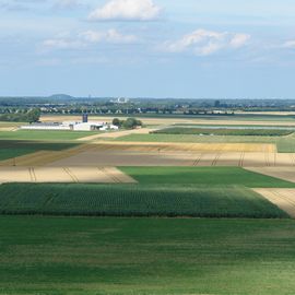 Panoramabild am Horizont das Kieswerk an der L 19 von 41812 Erkelenz-Gerderath nach 41812 Erkelenz
Anmerkung: Etwa Bildmitte der Steckerhof an der K 28 von 41836 H&uuml;ckelhoven-Kleingladbach nach 41812 Erkelenz-Gerderath. Im Hintergrund etwas weiter links befindet sich die ehemalige M&uuml;llhalde an der A 61, Abfahrt  41236 M&ouml;nchengladbach-Rheydt
