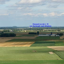 Panoramabild n&auml;her mit Kieswerk an der L 19 von 41812 Erkelenz-Gerderath nach 41812 Erkelenz
Anmerkung: Bildmitte der Steckerhof an der K 28. Im Hintergrund etwas weiter links befindet sich die ehemalige M&uuml;llhalde an der A 61, Abfahrt  41236 M&ouml;nchengladbach-Rheydt
