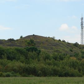 Panoramabild auf die ehemaligen Zechenhalde in 41836 H&uuml;ckelhoven-Ratheim mit Funkanlagen f&uuml;r den Mobilfunk der Bundesnetzagentur
Anmerkung: Aufnahme n&auml;her aus Richtung Kleingladbach
