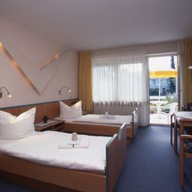Beispiel für ein Zwei-Bett-Zimmer mit DU/WC und Balkon