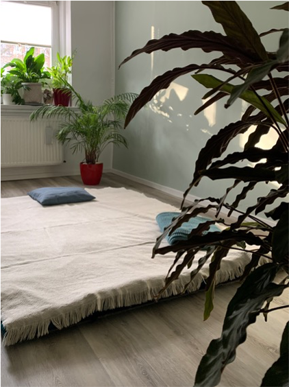 Thai Yoga Massage wird auf einem Futon am Boden ausgeführt. Der Raum ist hell und freundlich.