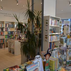 In der Buchhandlung Merkel Rheinfelden
Romane Taschenbücher Belletristik
Ratgeber Eltern Kinder
Kinderbuchtisch