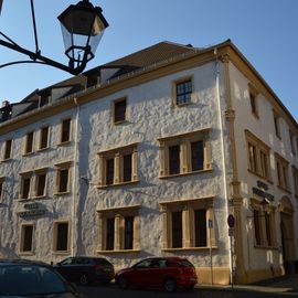 Mitten in der Altstadt.
Sehr schön sanierter Altbau.