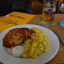Gebratene Milzwurst mit bayerischem Kartoffelsalat