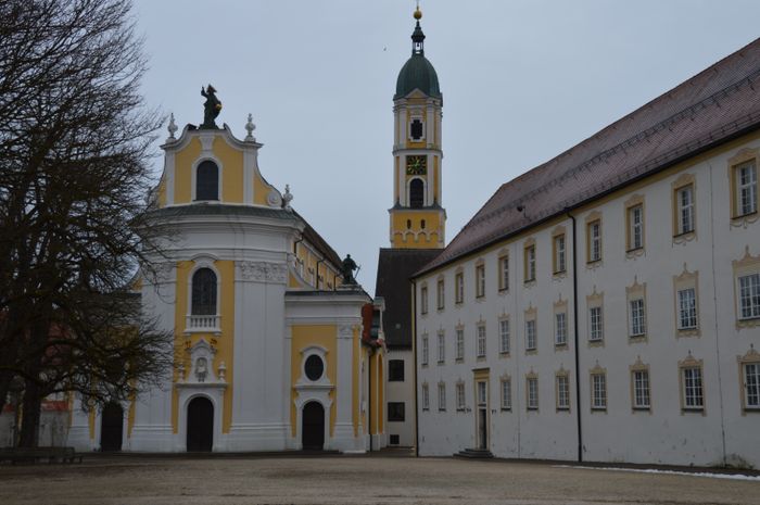 Der Fürstenbau mit Kirchenfassade...