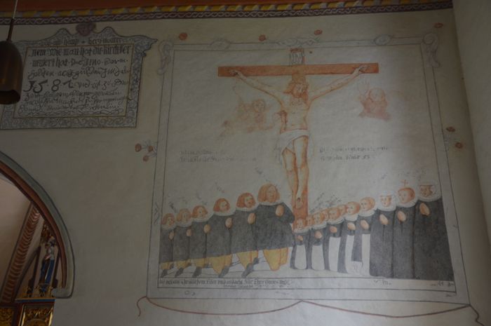 Kreuzigungs-Fresko mit Stifterfamilie